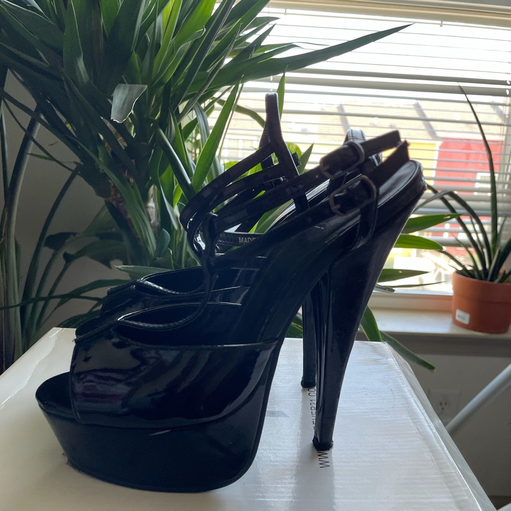 Forever21 black patent leather stilettos - Picture 2 of 4